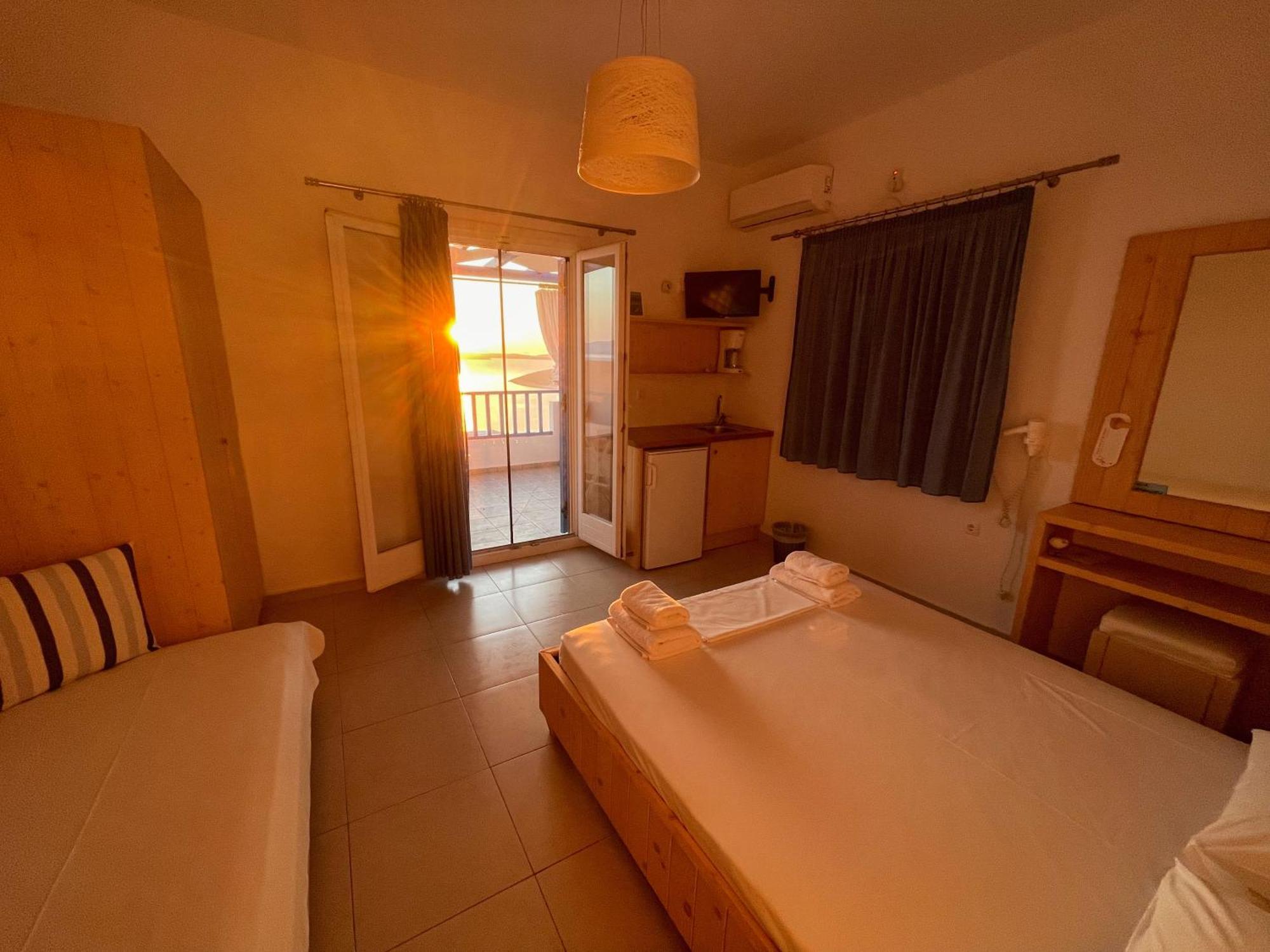 Meltemi Retreat Hotel อีราเกลีย ภายนอก รูปภาพ